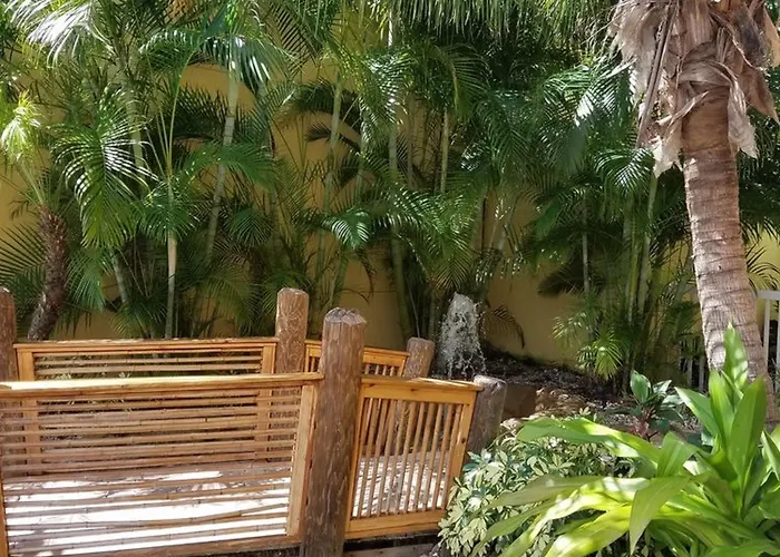 Coconut Cove All-suite Hotel